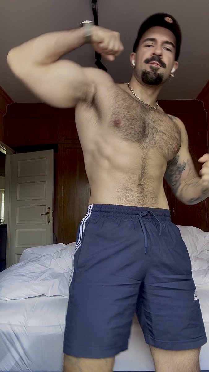 4 weeks socks, bigger and better 🦍 DM to lose 💵