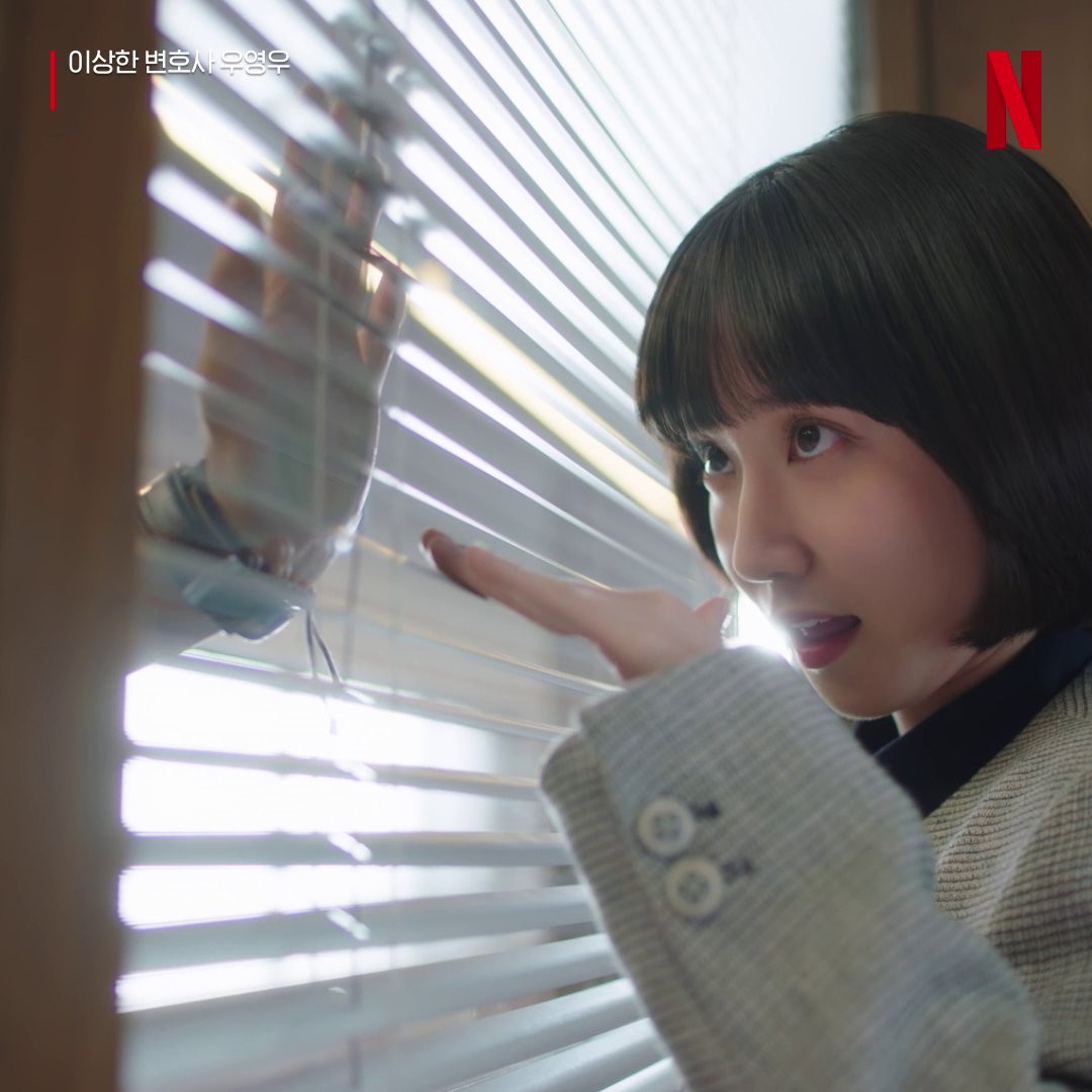 『ウヨンウ弁護士は天才肌』でイジュノとウヨンウがゆっくり心を通わせていく演出も素敵だったな。今にも電池が切れそうな電球がチカチカする廊下のあの場面や、窓ガラス越しの2人、回転扉での2人など、全てを直接的に描きすぎないからこその感情がたくさんが詰まっている。