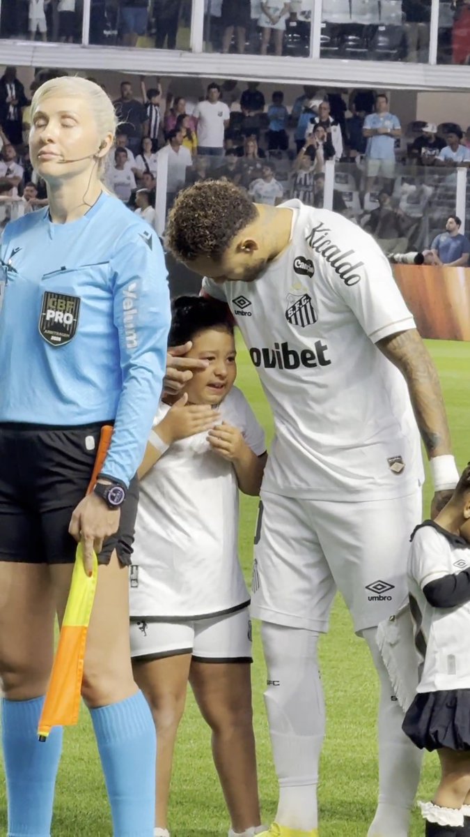 This is how much Neymar means to the next generation... 🇧🇷❤ (🎥 Santos FC)