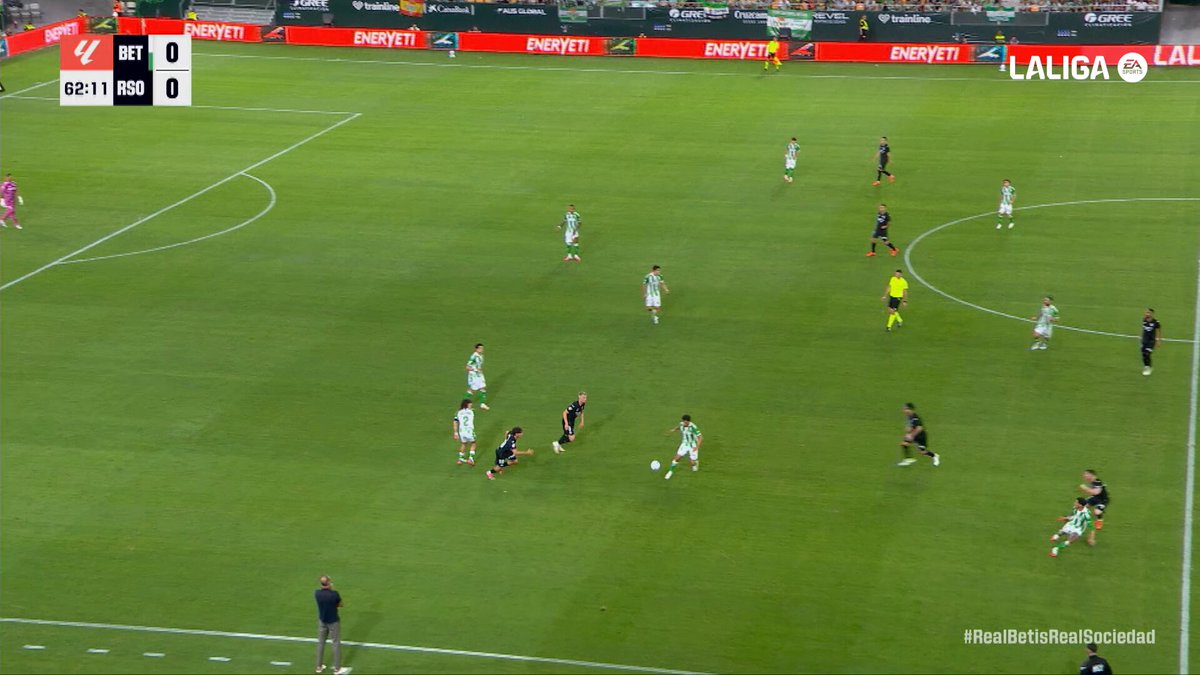 Pase al milímetro de Cucho. Definición perfecta de Roro. #LALIGAHighlights