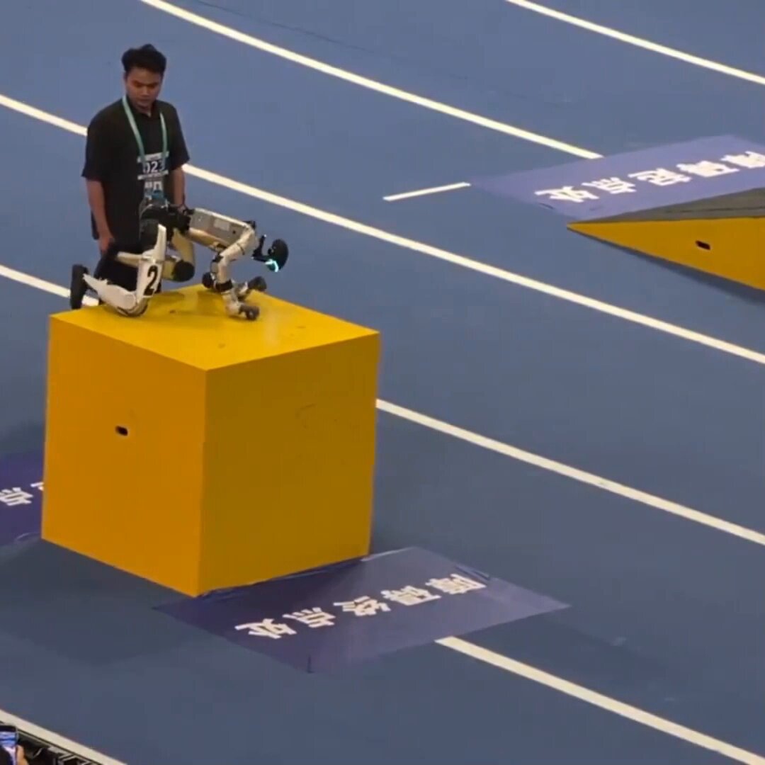 Çin'de platform üzerinden atlama yapmaya çalışan bir robot, kafa üstü çakılarak bayıldı.