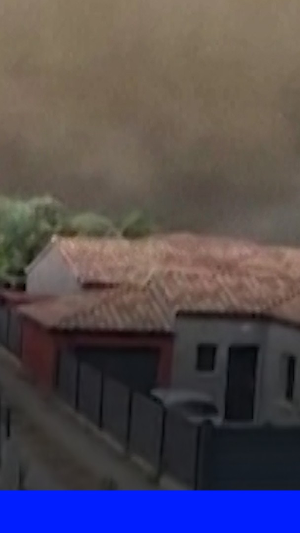 Les images du moment où la tornade a touché le village de Pomas dans l'Aude