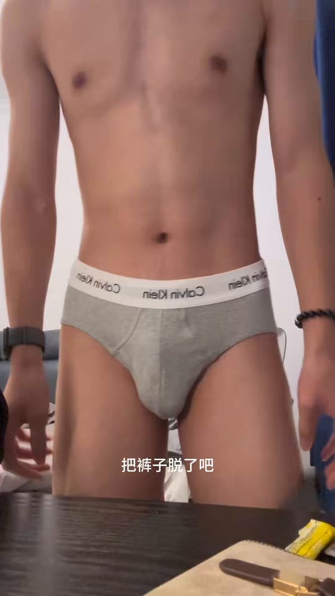 00:48 开始脱上衣 03:26 开始whats in my bag 10:51 开始演高铁情景剧 15:21 开始通灵教学 21:35 开始脱裤子 #叽里咕噜 #薄肌 #内裤 #玄学