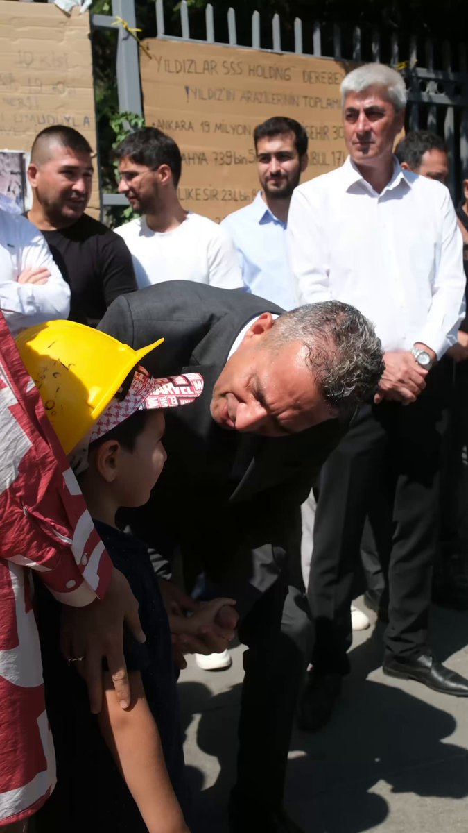 Günlerdir Enerji ve Tabii Kaynaklar Bakanlığı önünde eylemlerini sürdüren Bağımsız Maden-İş üyesi maden işçilerine ve ailelerine, Genel Başkanımız Özgür Özel ile destek ziyaretinde bulunduk. Bakanlıkların garantörlüğünde verilen sözler tutulmadı; işçilerin aylardır ücretleri ve kıdem tazminatları ödenmedi. Şirket sorumluluktan kaçtı, bakanlıklar verdiği sözün arkasında durmadı; hakkını arayan işçiler ise polis barikatları ve gözaltılarla karşılaştı. Madenciyi oyalamayı bırakın! Verdiğiniz sözün gereğini yerine getirin; ücretlerini ve tüm haklarını derhal ödeyin. Maden işçilerimizin haklı mücadelelerinde sonuna kadar yanlarındayız!