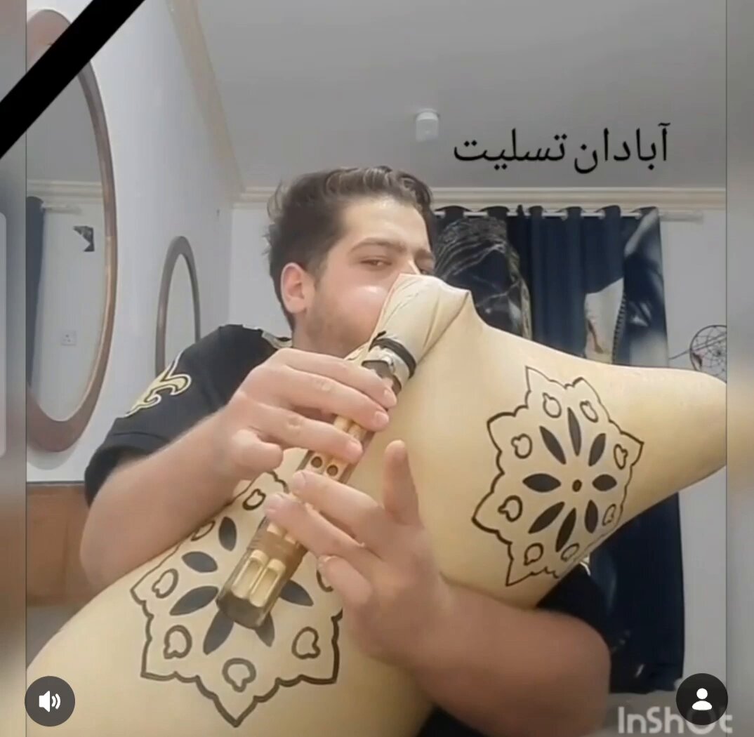 پسری که در ویدئو میبینید #سپهر_امیرزاده است. این ویدئو را برای هموطنانی که در متروپل آبادان از دست داده آپلود کرده است، در کپشن نوشته: "پیام تسلیت من از شاهین شهر به آبادان عزیز و تمام اسیران در خاک، سازی که با شادی همه ازش یاد میکنند اینبار میناله برای خاک غیور خوزستان" سپهر دانشجوی پزشکی است که در جریان انقلاب شیرو خورشید، مجروحان را امداد کرده و اکنون به اعدام محکوم شده است. #SepehrAmirzadeh