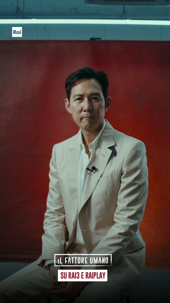 Lee Jung-jae, attore, scrittore e regista noto come "Giocatore 456" in Squid Game, riflette sul successo globale, la divisione nel suo Paese, la Corea del Sud, e sulle guerre dice: "È tempo di fermarci e dire basta." #IlFattoreUmano disponibile su #RaiPlay