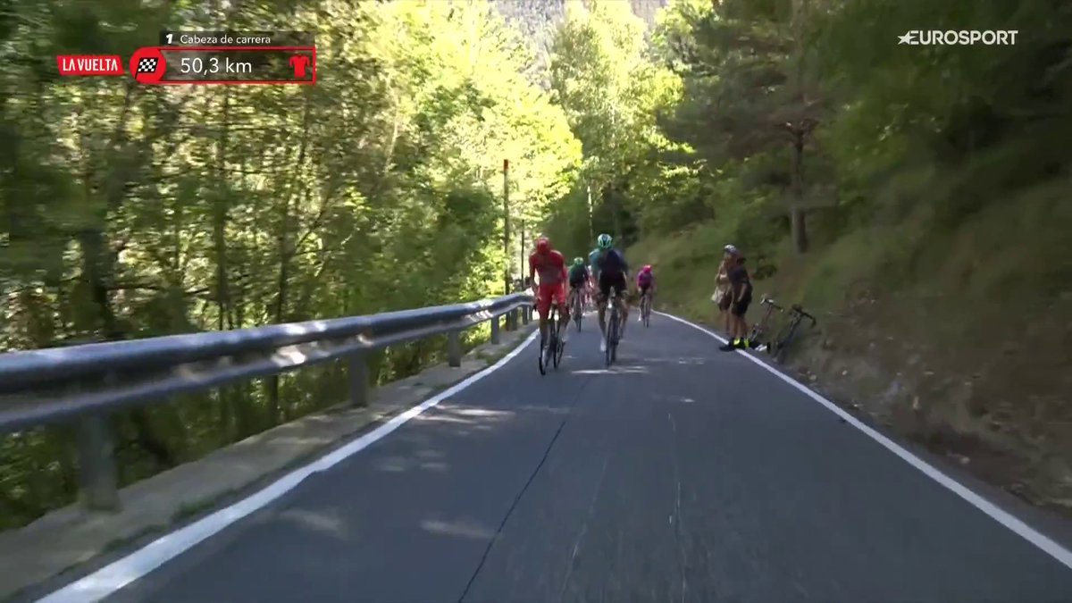 𝑬𝒍 𝒅𝒆𝒎𝒐𝒏𝒊𝒐 𝒓𝒐𝒋𝒐 👹 Tadej Pogacar ataca a 50 kilómetros de meta y se marcha en solitario en la Collada de Beixallis. #LaVuelta26 #LaCasadelCiclismo
