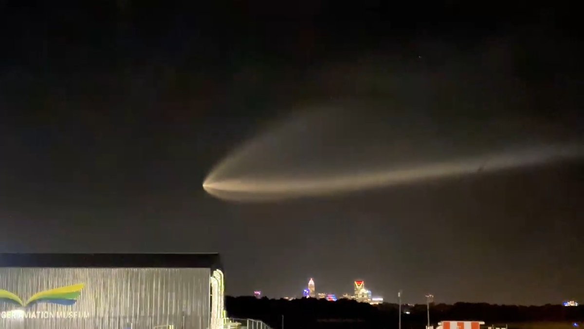 CLT got quite the view of SpaceX’s Falcon 9 this morning. 💫
