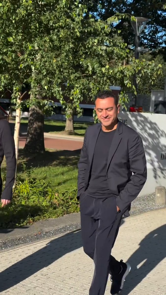 Llegó Xavi a Países Bajos. 🇳🇱 🤩 Vía onsoranje/IG