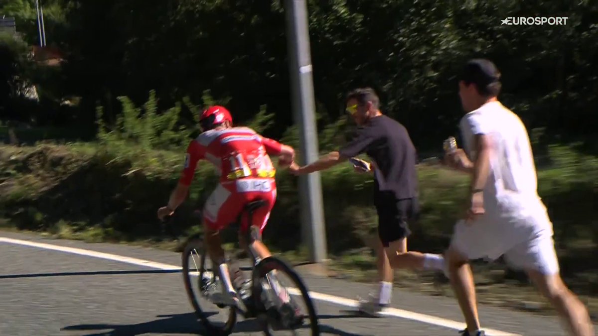 Tiene tiempo para todo. 🤜🤛 El 𝘀𝗮𝗹𝘂𝗱𝗼 de Pogacar con Adam Yates. #LaVuelta26 #LaCasadelCiclismo