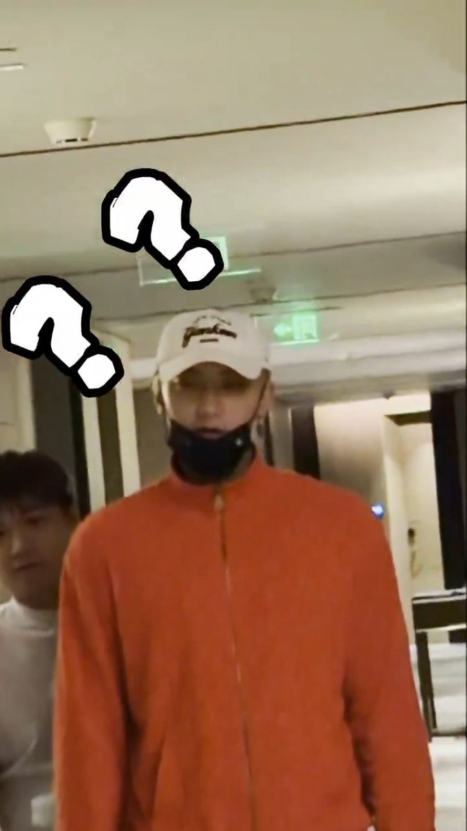 ขำจนจะตด น้องอี้หยางเอาผ้าม้วนตัวทำเป็นนกกระจอกเทศ อีพี่เทาอึ้ง ถามว่า 这是谁 (นี่ใครอะ) สรุปเปิดผ้ามาเป็นเมียตัวเอง โอ๊ย โลกก็ช่างเหวี่ยงแก 2 คนมาเจอกันน้อ 55555555555555555555