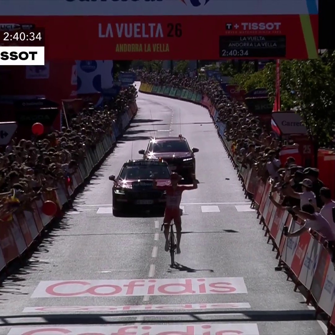 POGACAR SEUL AU MONDE 👑 Parti en solitaire à 50 km de l'arrivée, le maillot rouge remporte la 4e étape de #LaVuelta26 et accentue son avance au général #LesRP