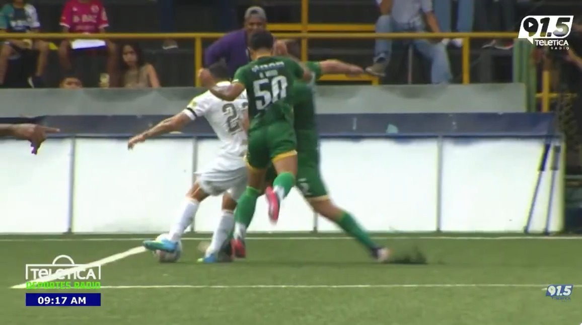 ¿Cómo el VAR no ve semejante penal?