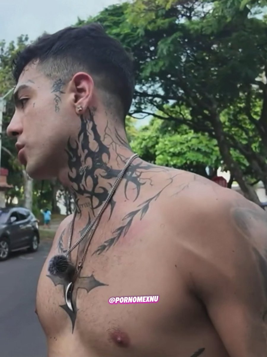 El puto cabrón de Naim Darrechi pasó de ser un actor porno, a un streamer albañil, aunque ya no haga videos follando, sigue siendo morboso, enseñando esas tetas, espaldota, bíceps, venas marcadas, axilas peludas 😵‍💫🔥 #porno #morboso #naimdarrehi #gay #fetiche