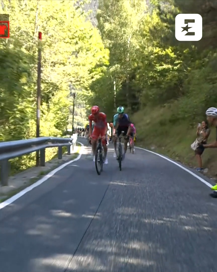 🚨🔥 O MOMENTO DO ATAQUE DE POGAČAR! A 50 km da meta, o esloveno lançou o ataque e não deu qualquer hipótese à concorrência! 🇸🇮💥 Pogačar deixou o grupo perseguidor, onde estavam vários dos favoritos, a 2’39’’ e arrancou para uma vitória categórica! 🏆🚴♂️🔥