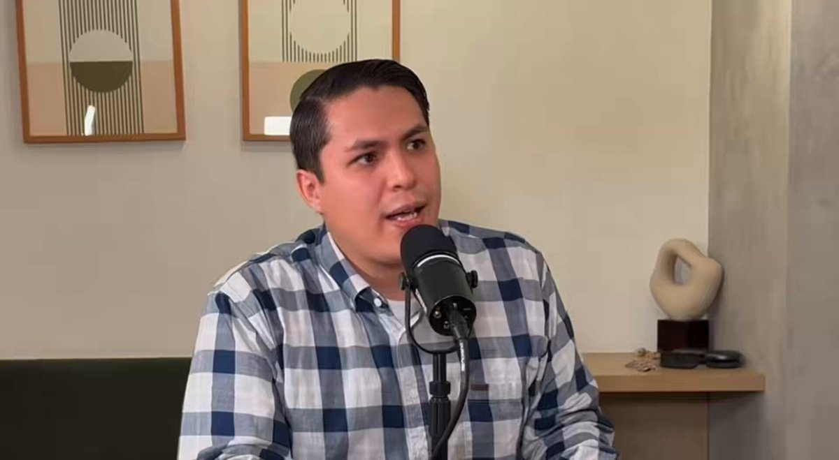 Cuando Javier Negre me pidió dinero para arrancar La Derecha Diario en México, me dijo que él y su socio, Cerimedo, tenían el secreto para reventar el algoritmo en redes sociales; un eufemismo para referirse a muchas cosas, entre ellas, granjas de bots. Nunca lo negó, lo lo usaba y presumía si era necesario para conseguir plata. Los que lo conocemos, sabemos cómo juega. En poco tiempo, más rápido que tarde, todos los que salieron a hacer el tremendo ridículo de decir que no conocían a su socio, que no tenían nada que ver con Cerimedo y dando a entender que Negre es diferente porque supuestamente no sabía de las granjas de bots, no fabrica fake news, no falsea entrevistas, no trafica influencias ni estafa gente, van a tener que volver a hacer el ridículo diciendo que tampoco sabían nada y que solo meten las manos al fuego por sí mismos. Esto lo dije hace más de medio año en una entrevista en ¿Que raro no? - Podcast y lo vengo advirtiendo hace más de un año. Es cuestión de tiempo para Negre vaya preso o quede olvidado en el basurero de la historia. Quiénes no corten con él, son cómplices. Si yo lo sé, los que trabajan para él también. Nadie podrá lavarse las manos. No pueden.