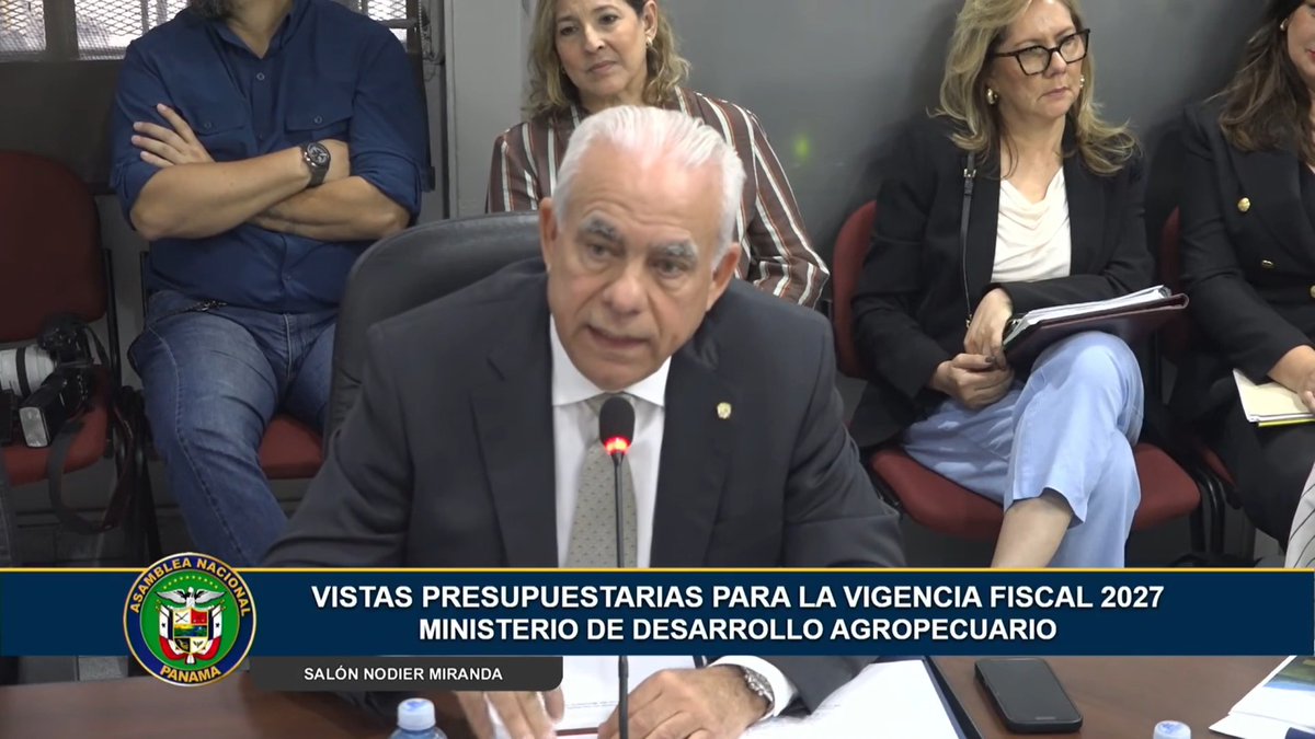 “Nosotros tenemos funcionarios de más de 80 años que están con leyes especiales, ganan 4 o 5 mil dólares, encima jubilados y no podemos destituirlos por el tema de leyes, y no tengo nada con la edad, pero llega un momento que la persona no puede funcionar y un agrónomo y un veterinario tiene que estar en el campo, no en la oficina”, el ministro de Desarrollo Agropecuario, Roberto Linares, dijo en la Comisión de Presupuesto que un 60% del personal de la entidad está jubilado.