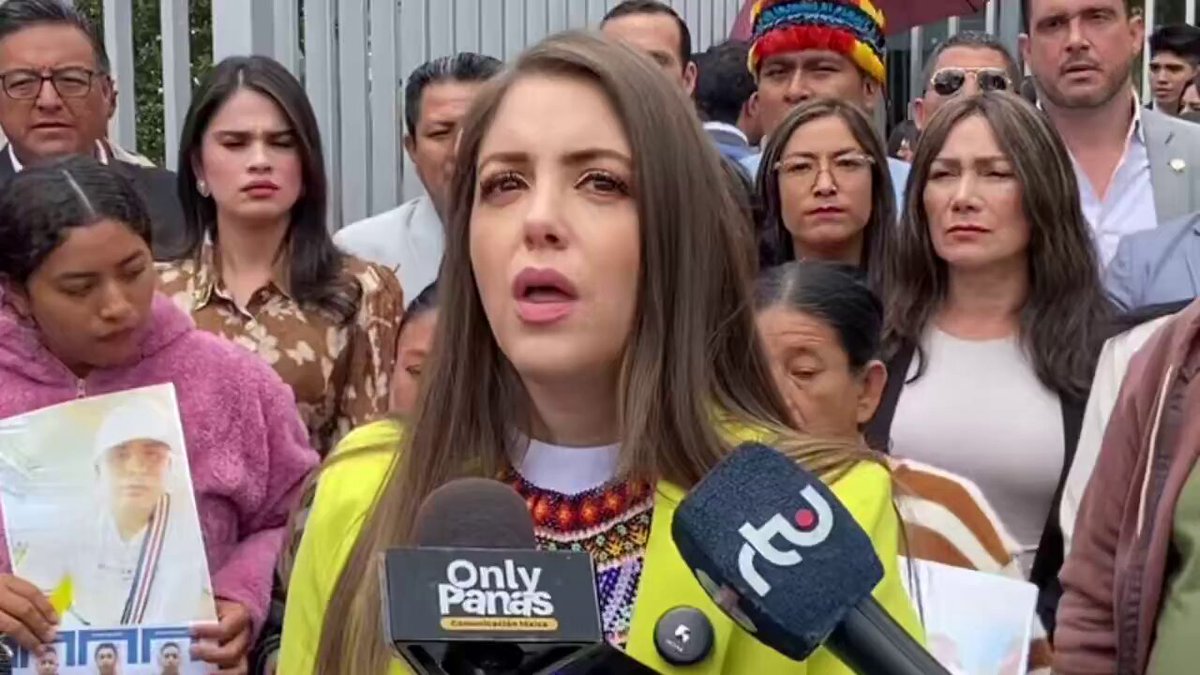 ‼️#URGENTE La asambleísta Mónica Palacios denunció desde el exterior de la Asamblea Nacional que se impidió el ingreso a pescadores artesanales y a sus familiares. Según sus declaraciones, tres embarcaciones fueron atacadas en Manabí por fuerzas extranjeras, dejando ocho pescadores desaparecidos y cuatro heridos. Además, citó reportes de prensa internacional sobre la presunta implicación de la CIA y cuestionó las acciones del Gobierno ante estos hechos. ▶️Only Panas