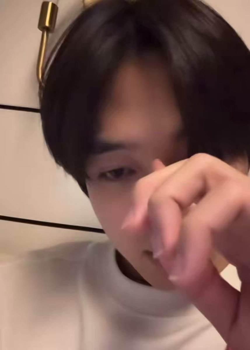 💬 ไม่มีคนนอนด้วยป่าว 🐈 *เสียงสอง* ไม่มีอยุ่แล้วนะ ก็ไม่มีคนนอนด้วยนะคับ 💬 กอดบี๋ 🐈 *เสียงสอง* ไม่มี ไม่มี! 💬 กอดหมอนข้าง 🐈 *เสียงสอง* ไม่มี! ไม่มีหมอนข้าง เตียงผมไม่มีหมอนข้าง เอาใจนุนิวชียากจริมๆ แร้วตอนพูดไม่มีคนนอนด้วยเบะปากทำไม! 😏 #NuNew