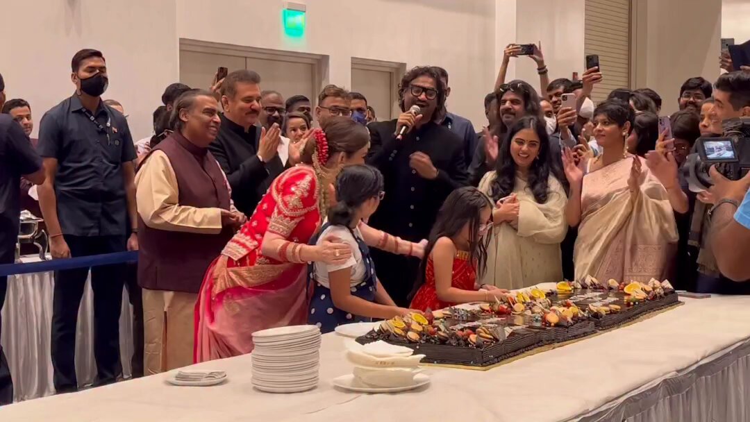 The Ambani family, one of the richest families in India and the world, is celebrating their children’s birthday by performing aarti of Lord Ganesha.🙏❤️ But no matter how much wealth and luxury we have, we should never forget our God and our traditions.