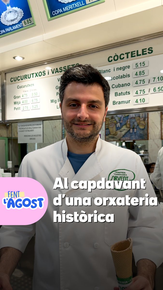 🍦En Dídac Mullor és la quarta generació de l'orxateria Sirvent del carrer Parlament de Barcelona. Tot i ser advocat, ha decidit continuar el negoci familiar i endolcir les tardes d'avis, pares i nets de la ciutat. Al mes de juliol, diu, arriben a vendre fins a 400 litres d'orxata! #FentAgost3Cat