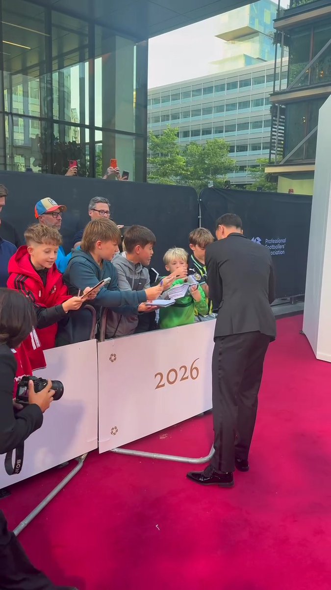 Bruno Fernandes spends time with fans on the PFA Awards red carpet 🙌