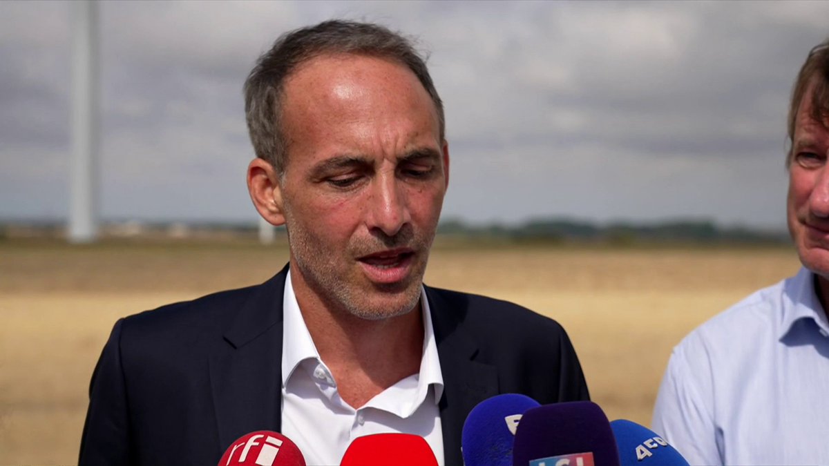 🔴 🗣 "Nous serons capables de proposer, nous, une dynamique (...) en parlant des énergies renouvelables", déclare Raphaël Glucksmann, candidat à la présidentielle, lors de son 1er déplacement officiel à Saint-Jean-de-Liversay, le 25 août, accompagné de son soutien Yannick Jadot.