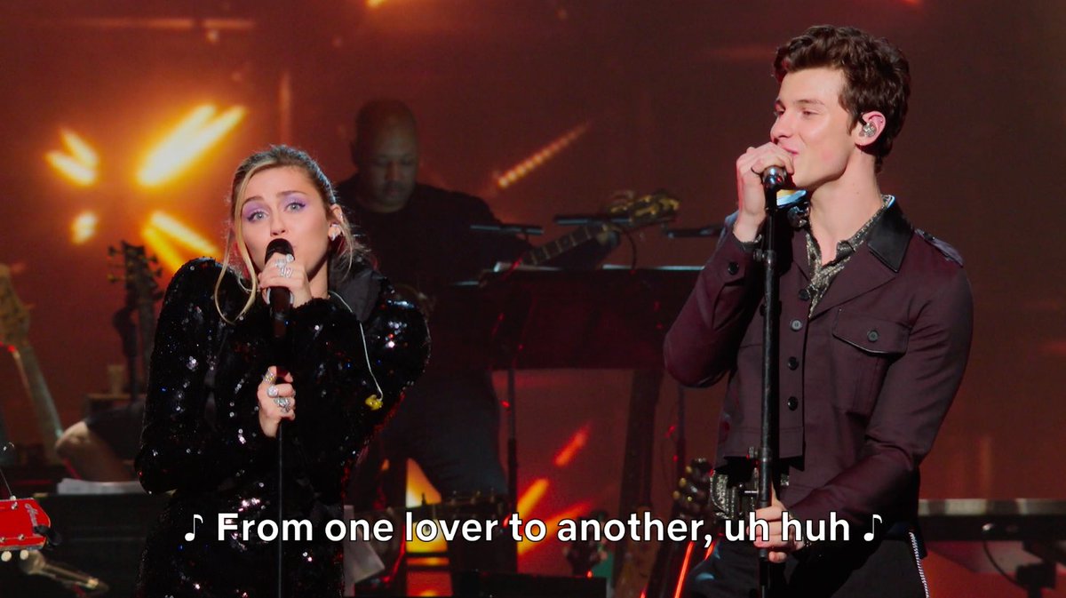 Dolly Parton, uma das maiores lendas da música country, nos deixou hoje. 🖤 Relembre quando Shawn Mendes, Miley Cyrus e Mark Ronson se uniram em 2019 no especial ‘Dolly Parton: A MusiCares Tribute’ para uma interpretação de “Islands in the Stream”. O especial está disponível na Netflix.
