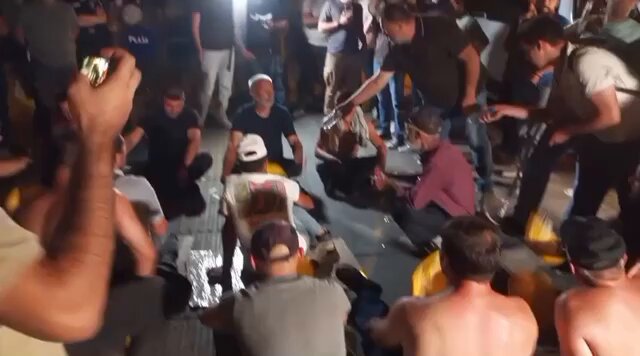 Bu ne iki yüzlülük! Enerji ve Tabii Kaynaklar Bakan Yardımcısı yapılan görüşmede işçilere “tümüyle haklısınız” diyor. Cumhurbaşkanı Başdanışmanı, “işçinin hakkı patronun insafına bırakılamaz” diye açıklama yapıyor. Ey Mustafa Çiftçi, hani işçilerin haklarının ödeneceğinin garantörü sizdiniz? Bağımsız Maden İş Sendikası Genel Başkanı Gökay Çakır’ı Soma’da, Örgütlenme Uzmanı Başaran Aksu’yu, sendika yöneticisi Eyüp Can’ı ve madenci kardeşlerim Kamil Tanrısever ile Bayram Özkiren’i eylem alanında yaka paça gözaltına alan emniyetten kim sorumlu? Siz, bir avuç para babasının “devletin gerçek sahibi biziz, bakanı da, bakan yardımcısını da, Cumhurbaşkanı Başdanışmanını da ciddiye almayız” demesinden hoşnut olabilirsiniz ama kendini bu devletin gerçek sahibi sananlarla hesaplaşacağımızdan kimsenin kuşkusu olmasın. Gözaltına alınan dostlarımızı da her bir maden işçisinin haklarını da teker teker alacağız!