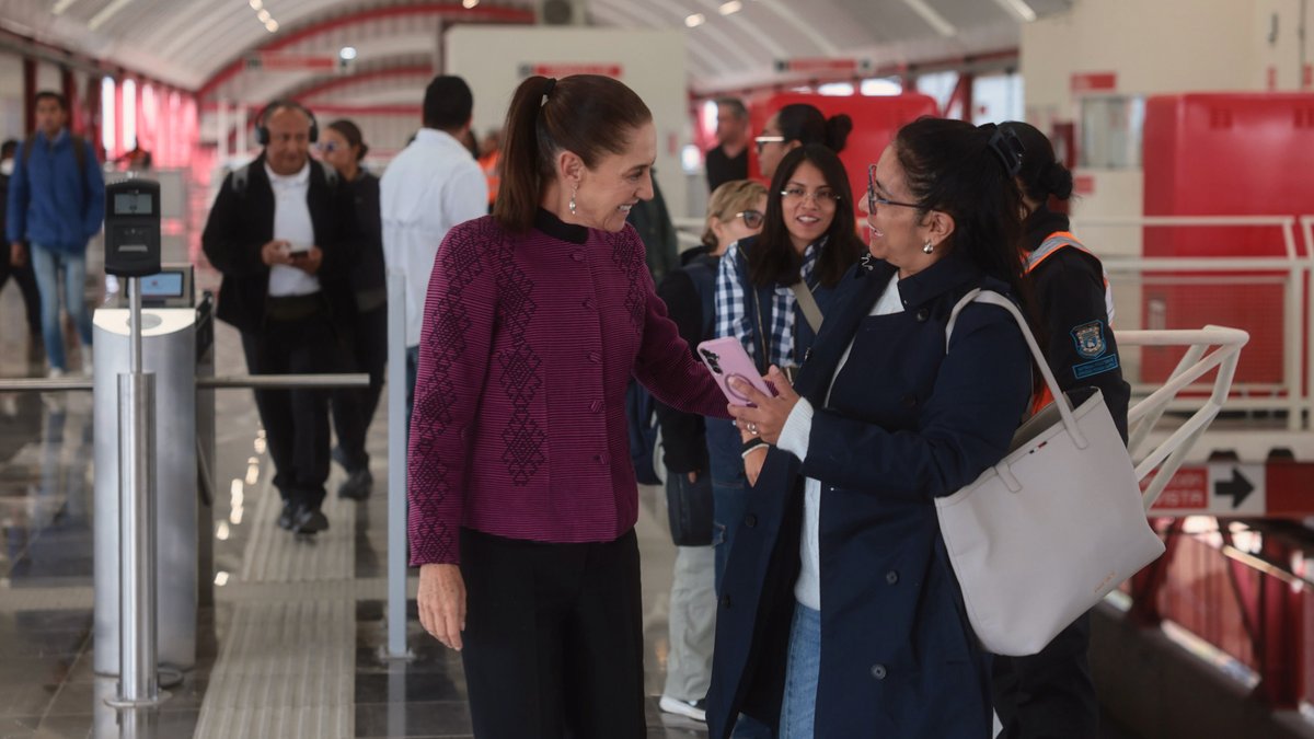 #2InformeDeGobierno | Recuperamos trenes de pasajeros con la construcción de tres mil kilómetros de vía; son rápidos, modernos y seguros para el pueblo de México.