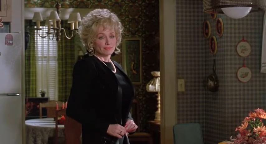Tengo la sensación de que la faceta como actriz de Dolly Parton nunca fue reconocida. Bien porque no tuvo los mejores roles bien porque su imagen y leyenda estuvo por encima. Pero en cualquier caso era una actriz formidable y para muestra #SteelMagnolias