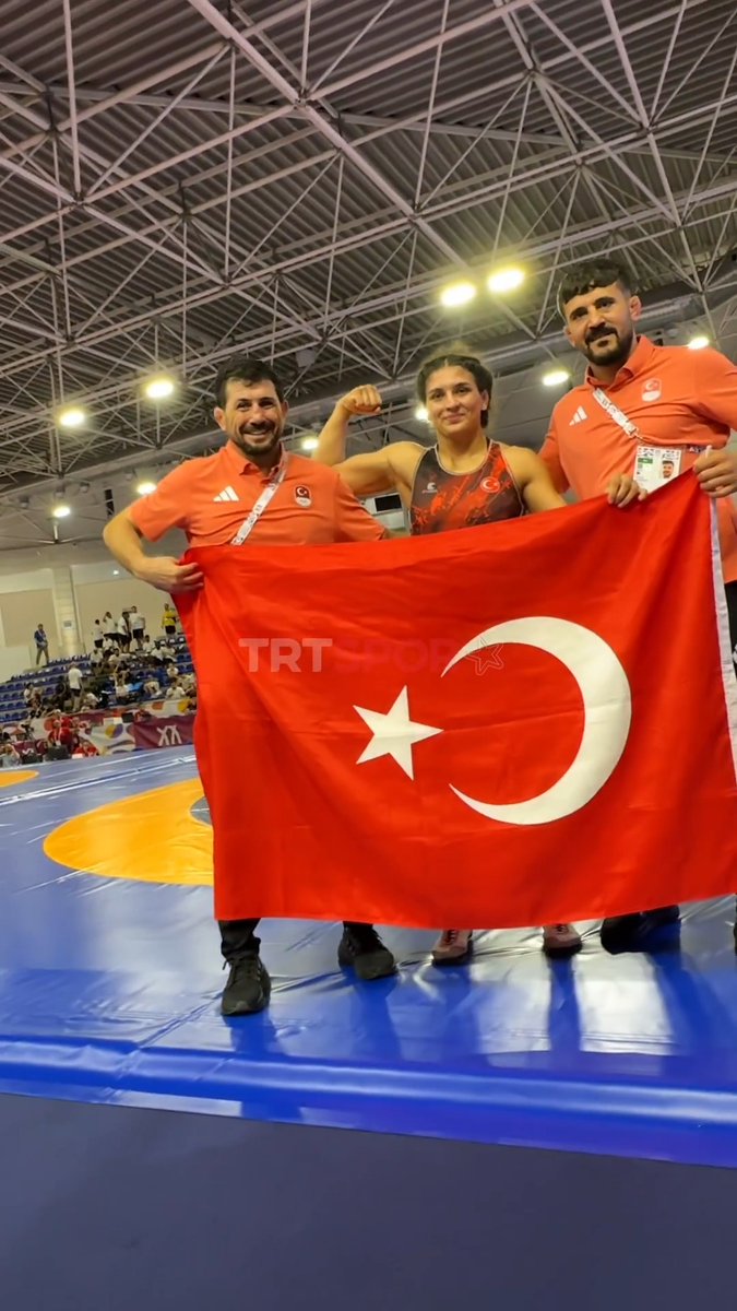 🗣️ "Anne senin için!" 🥇 🤼♀️ Güreş Kadın Milli Takımımızın kaptanı Nesrin Baş, altın madalyasını annesine adadı ve bayrağımızla zafer turu attı! 🇹🇷🤩 #TRTSporDijital