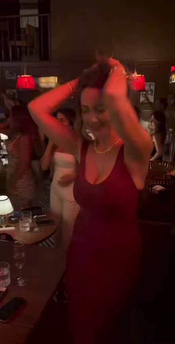 Ülkemizin Duayen sanatçılarından olan Hadise, Şeriat ile yönetilen Lübnan’a tatile gidip bir mekanda yarınlar yokmuşçasına eğlendi.