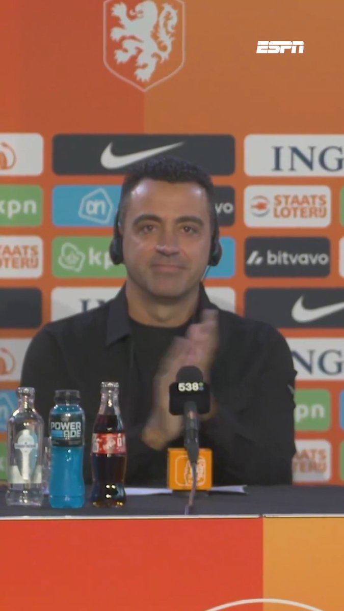 😳🇳🇱 Nigel de Jong, director deportivo de Países Bajos, sobre la contratación de Xavi: “Nuestro primer candidato para reemplazar a Ronald Koeman fue Pep Guardiola, pero él quería tomarse un año de descanso. Nuestro segundo candidato fue Arne Slot, pero él prefirió seguir activo en el fútbol de clubes. Luego pasamos al TERCER CANDIDATO, el hombre a mi lado, Xavi Hernández”.