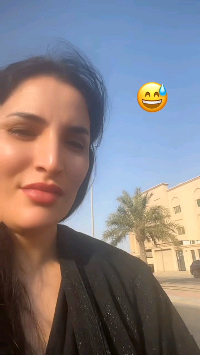 اسمع ايش يقول ما يصبر علا حر الدمام الأ ثلاثة 😂👇🏻