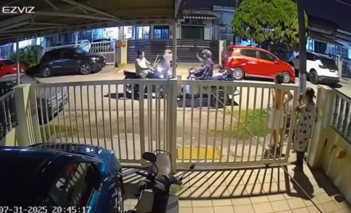 Puak hanyut kena balun. Walaupun video 2025, tetap puas hati tengok.