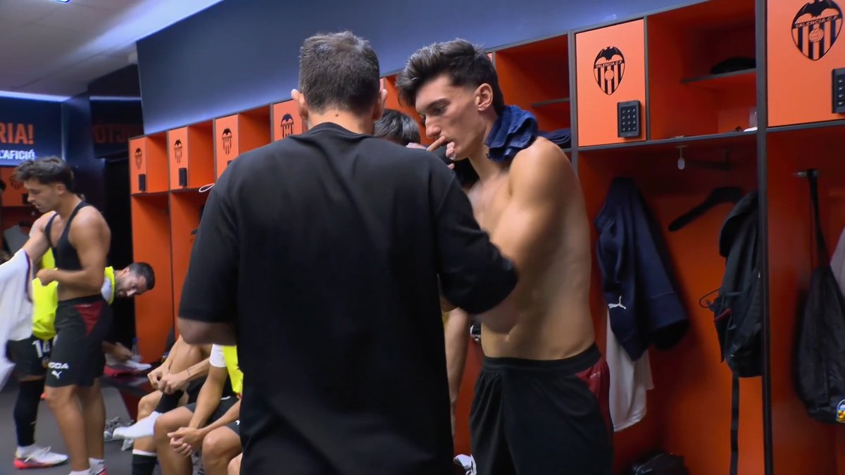 👕 Vestuario del Valencia. 👮🏻‍♂️ Vestuario de un árbitro debutante en 1ª división. 👕 Vestuario del Betis.