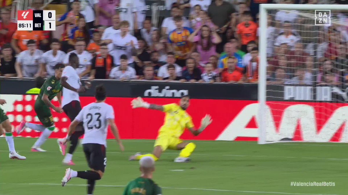 🙌 SAN ÁLVARO VALLES 🙌 El pie que le ha sacado a Sadiq en el 84' es BRUTAL #LALIGAenDAZN ⚽