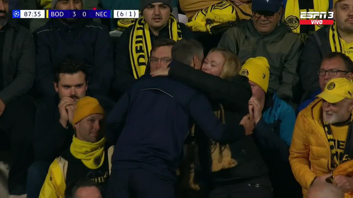 👀 ¡MUY TRANQUILO! Kjetil Knutsen, DT del Bodo, aprovechó que liquidó la serie ante el NEC y se clasificó a la fase liga, para ir a saludar a algunos conocidos en medio del partido. ▶️ Mirá la 🏆 #ChampionsLeague en el Plan Premium de #DisneyPlus