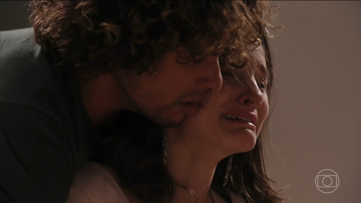 A sequência da Carminha descobre o verdadeiro nome da Bethânia é ESPETACULAR. Ali é quando ela constata que foi feita de idiota pela Nina o tempo todo. UM SHOW DE ADRIANA ESTEVES E BIANCA COMPARATO. #AvenidaBrasil