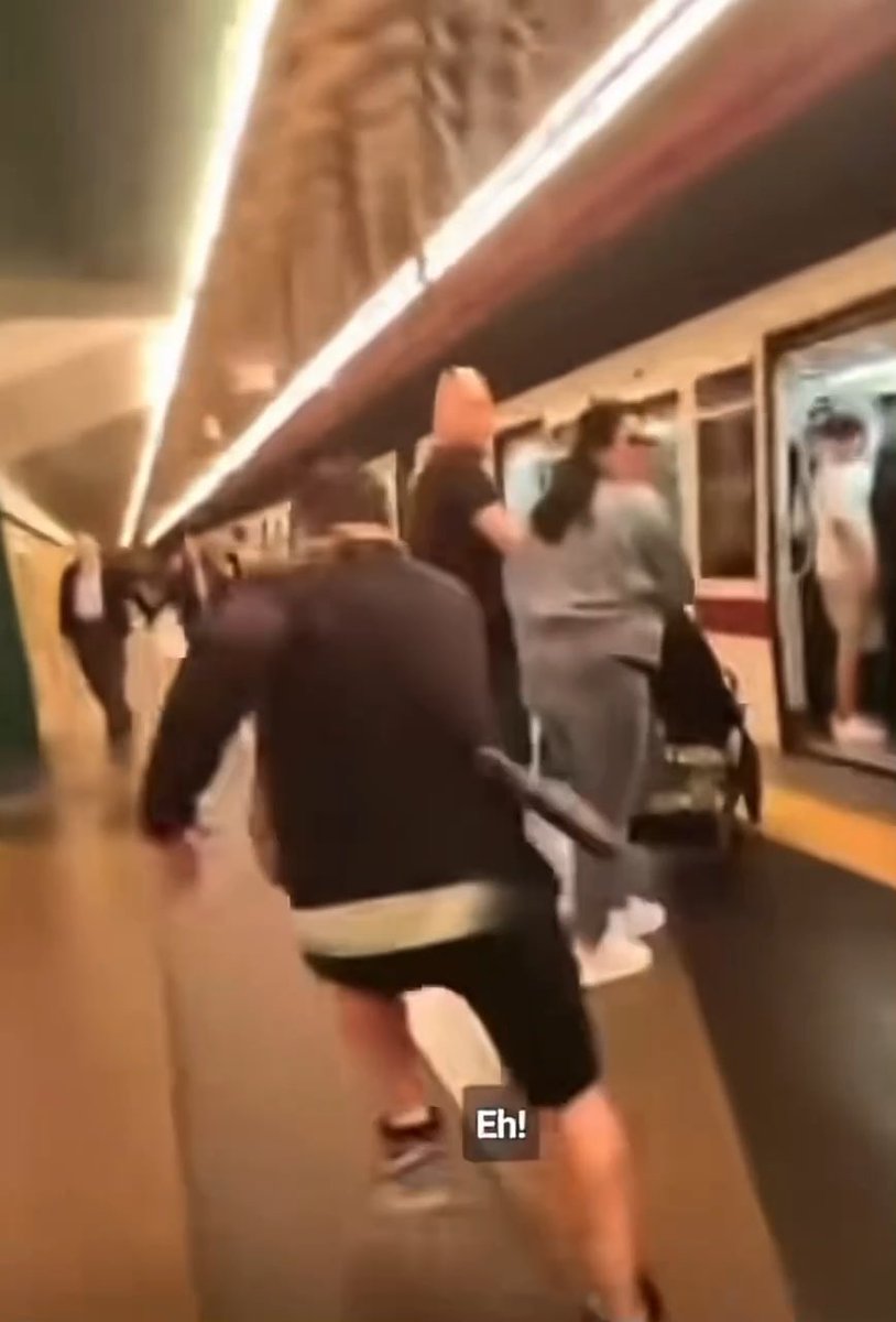 Rome 🇮🇹 Foreign thief tries to rob an Italian kid. A tourist foils the theft.