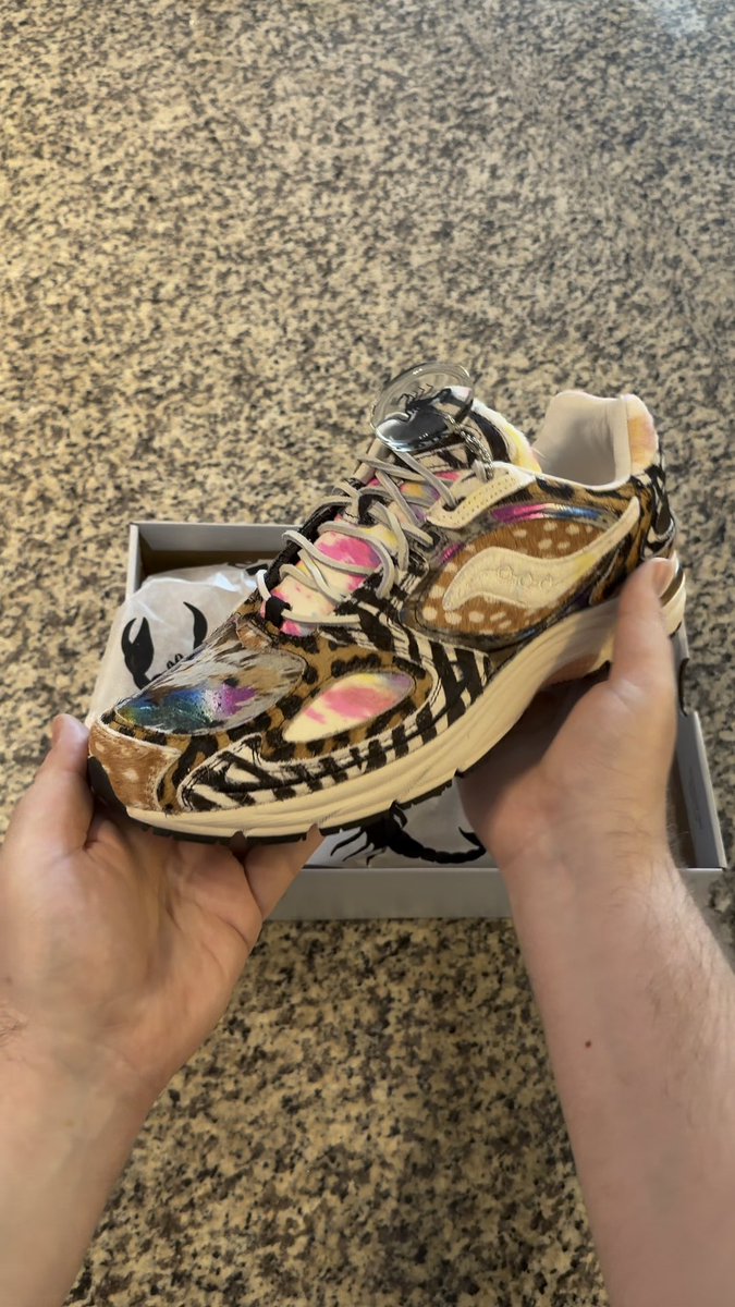 AWESOME GODS: Unboxing Westside Gunn’s Saucony Grid Jazz 9 Awesome Gods 🦂👟 Each pair is 1-of-1, and the hangtag features an actual scorpion 🗓️ August 28 💵 $225