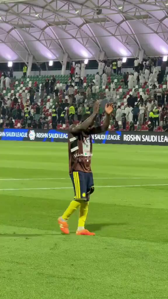 تعجز كل الكلمات لإنصافك 💛 10 💙 اسمممممممع جمهور النصر مع ساديو 😍