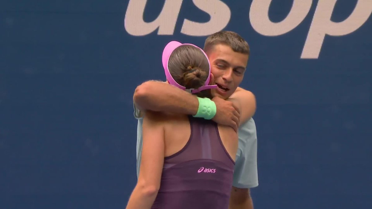 Perfect day at the office 🫡 Belinda Bencic and Flavio Cobolli end the run of Serena Williams and Carlos Alcaraz 5-4, 4-1 to reach the semifinals!