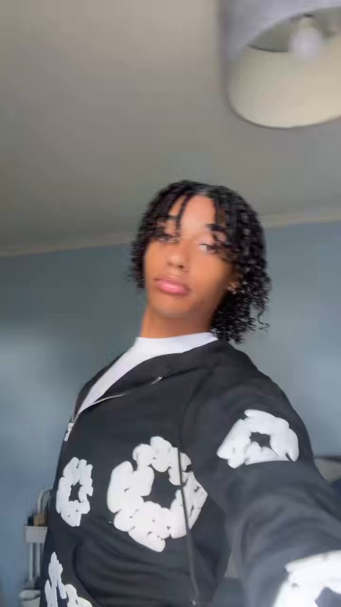 who’s coming home with me? #prettyboy #lightskin #femboy #gay #mlm #newfriends #mutuals #moots #nfs