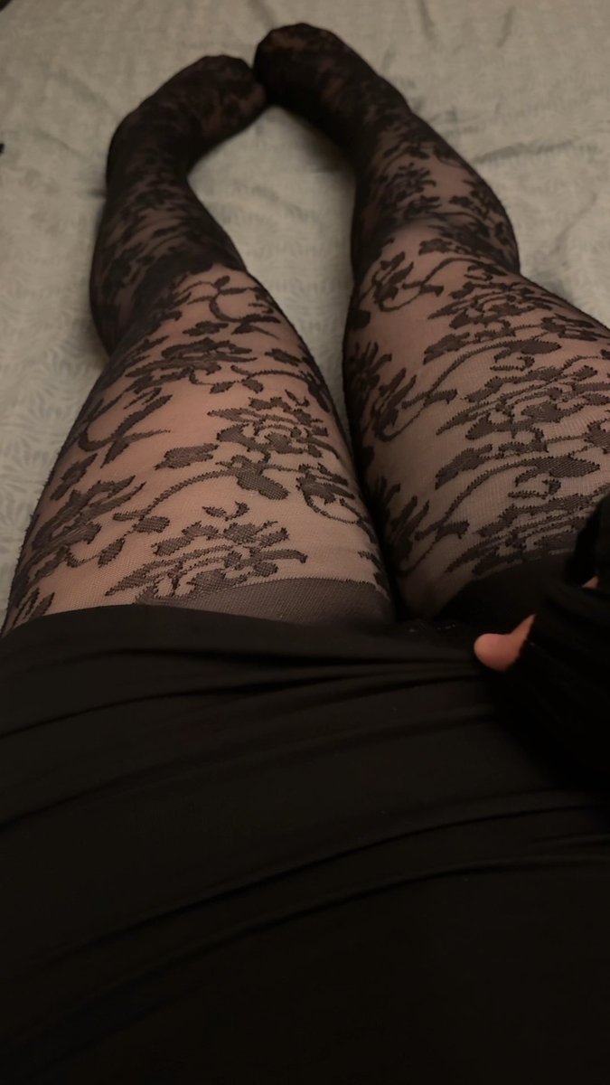 girls in pantyhose should be illegal… tell me I’m wrong 🥵 #femalemask #skinsuit #creafx