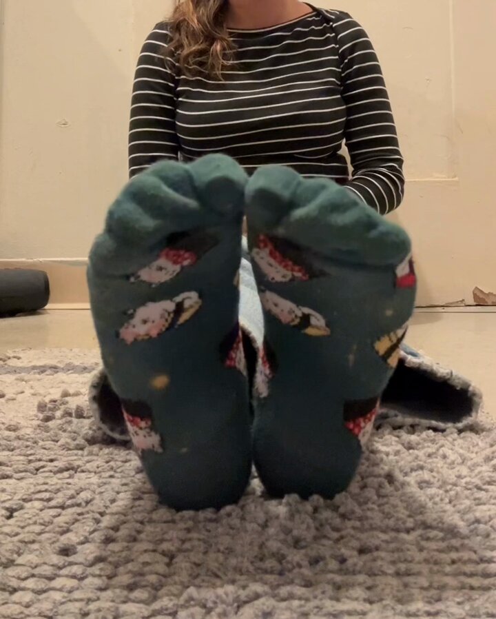 just wiggling around in my green socks ❤️✨
