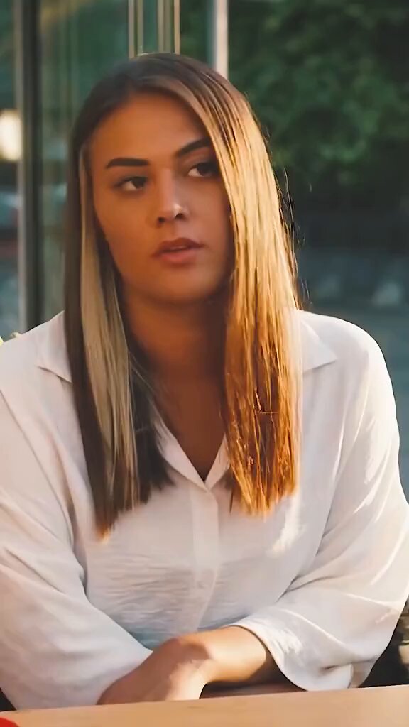 Sahneye bak sahneye utanmadınız mı lan şu sahneyi yazarken çekerken oynarken dişlerimi sıkıyorum sinirden şarkıcı kalbenden daha itici olmayı nasıl başardınız didaymis sokayım lan didaya