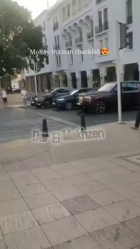 🟥🟩 صاحب السمو الملكي ولي العهد الأمير مولاي الحسن يحترم قانون السير، ويتوقف عند إشارة المرور 👈 في مشهد يجسد احترام القانون والانضباط الله يبارك فعمر سميت سيدي ❤️