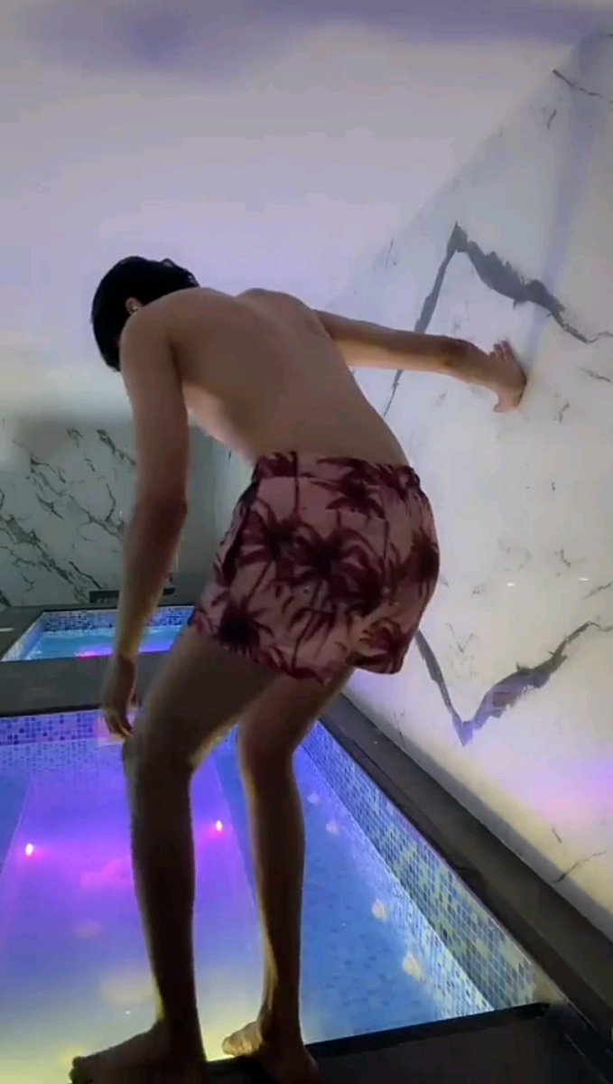 م عندي احد يسبح معي بالمويه البارده😵‍💫